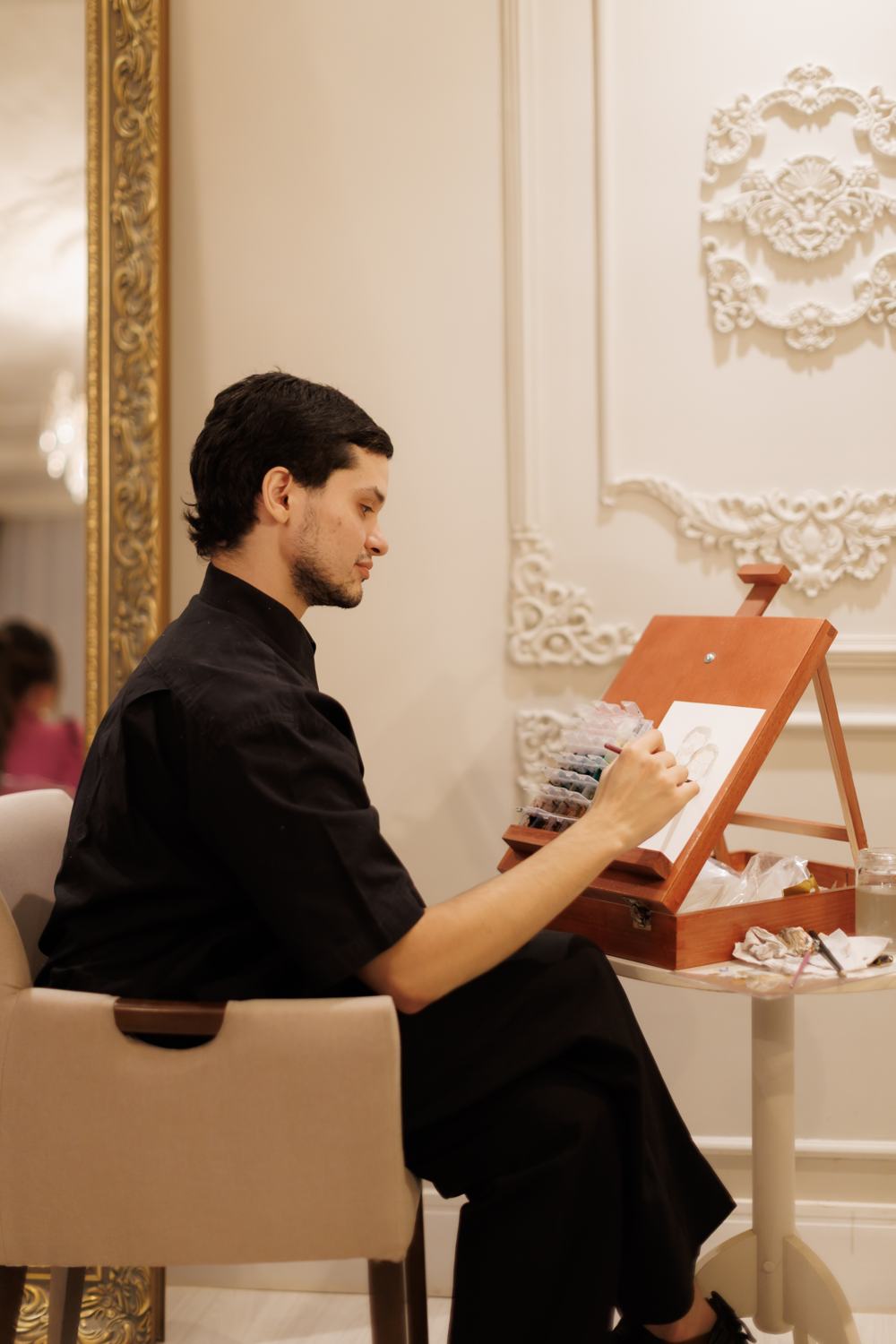 Leonardo pintando um retrato no cavalete