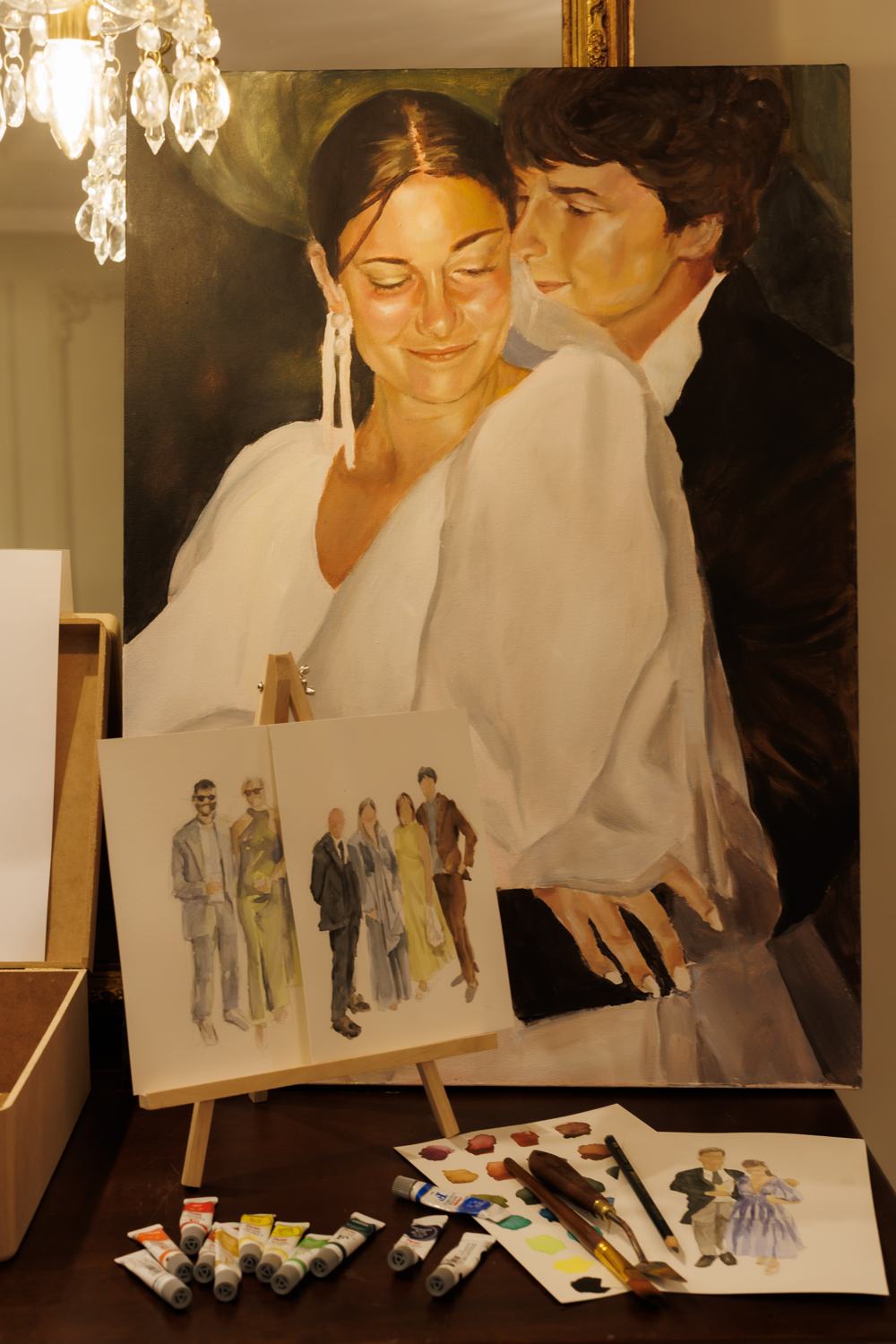 Pintura dos noivos em tela apoiada no cavalete