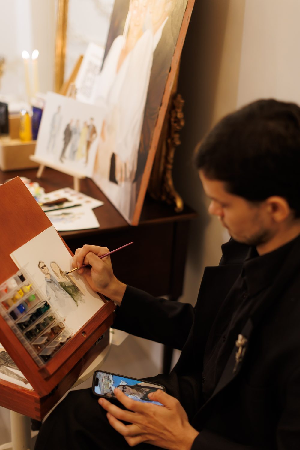 Leonardo pintando um retrato no cavalete