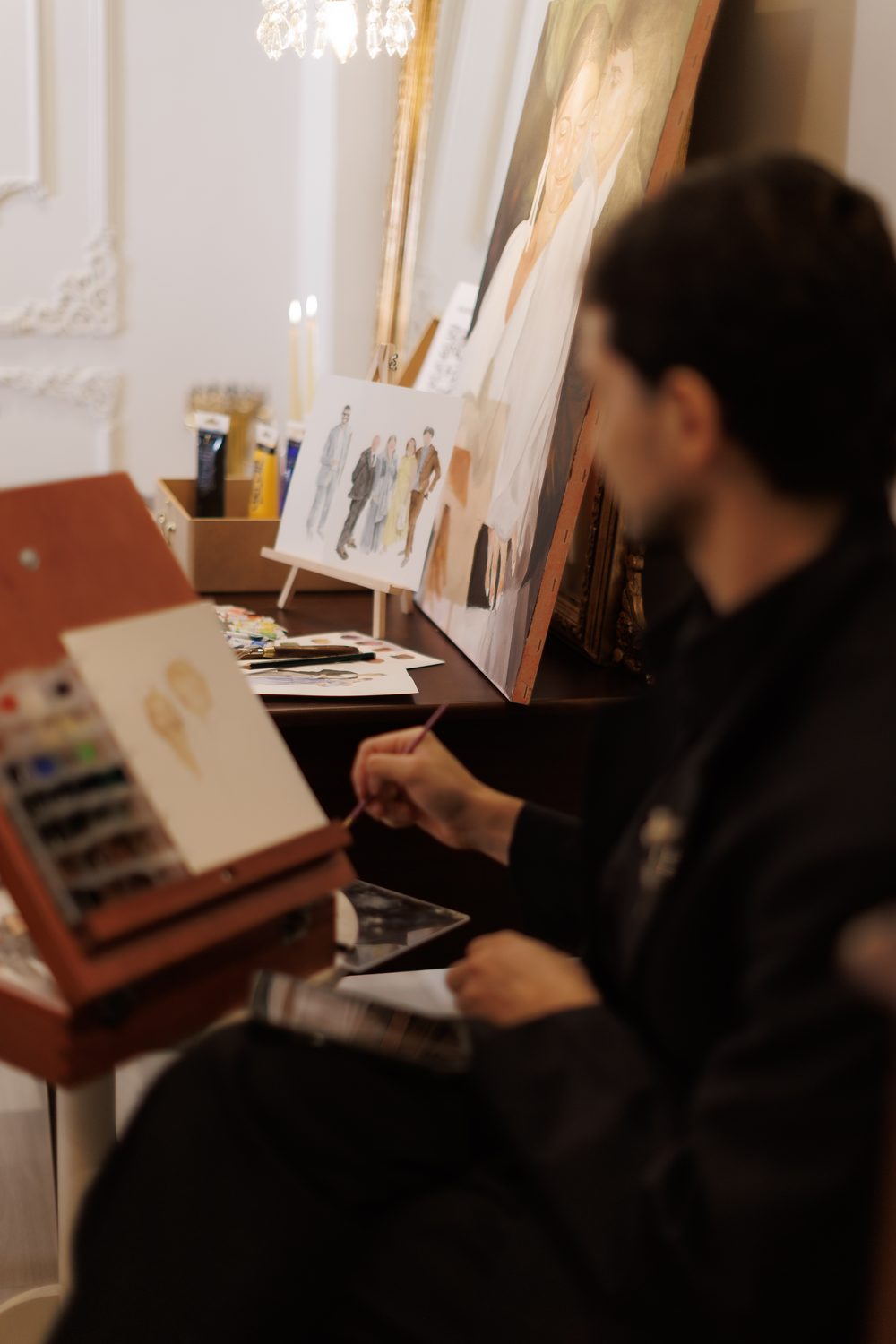 Leonardo pintando um retrato, com a tela dos noivos ao fundo
